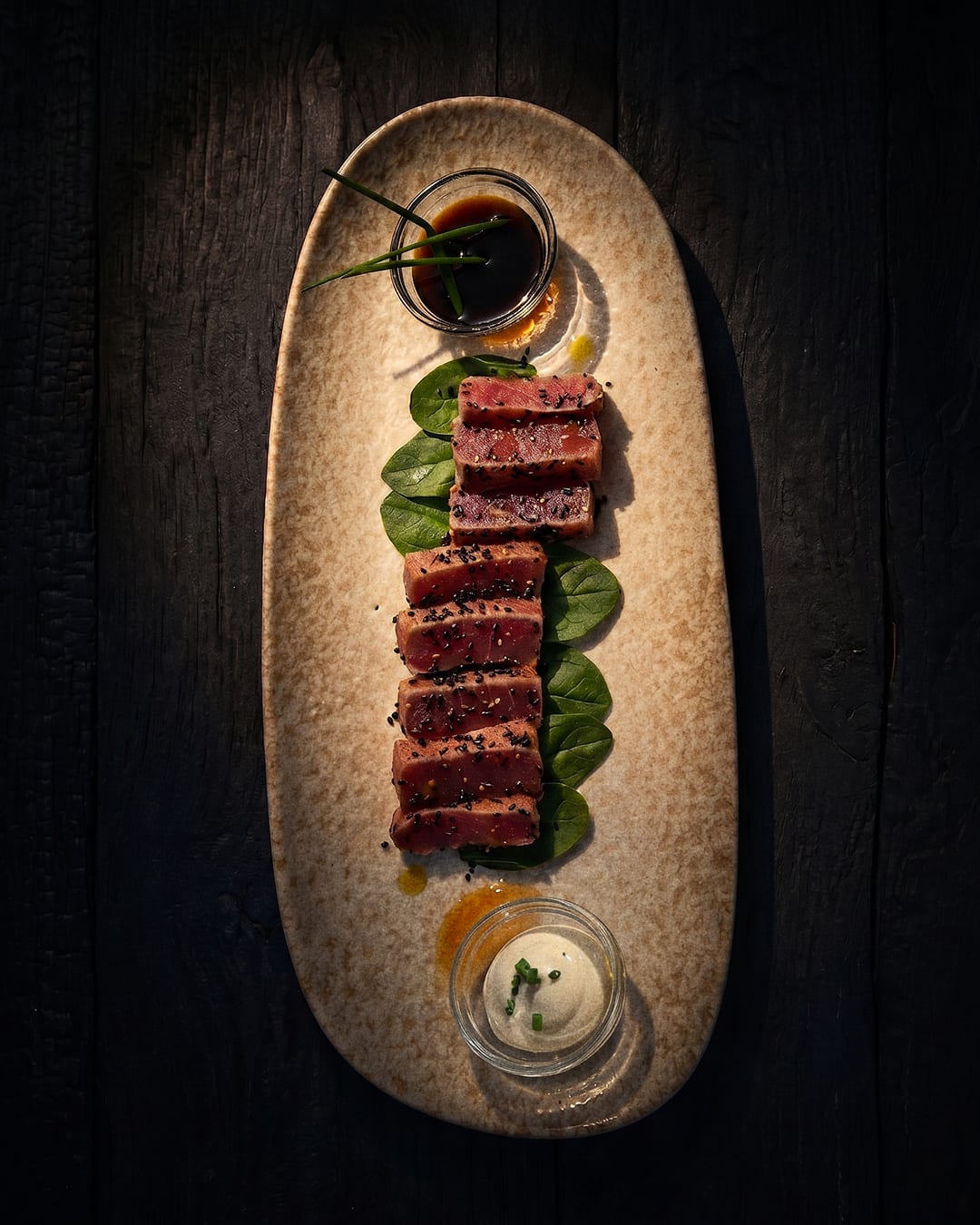 Tataki de atún rojo con sésamo, plato de pescado fresco del Restaurante Marivent en Cala d'Or