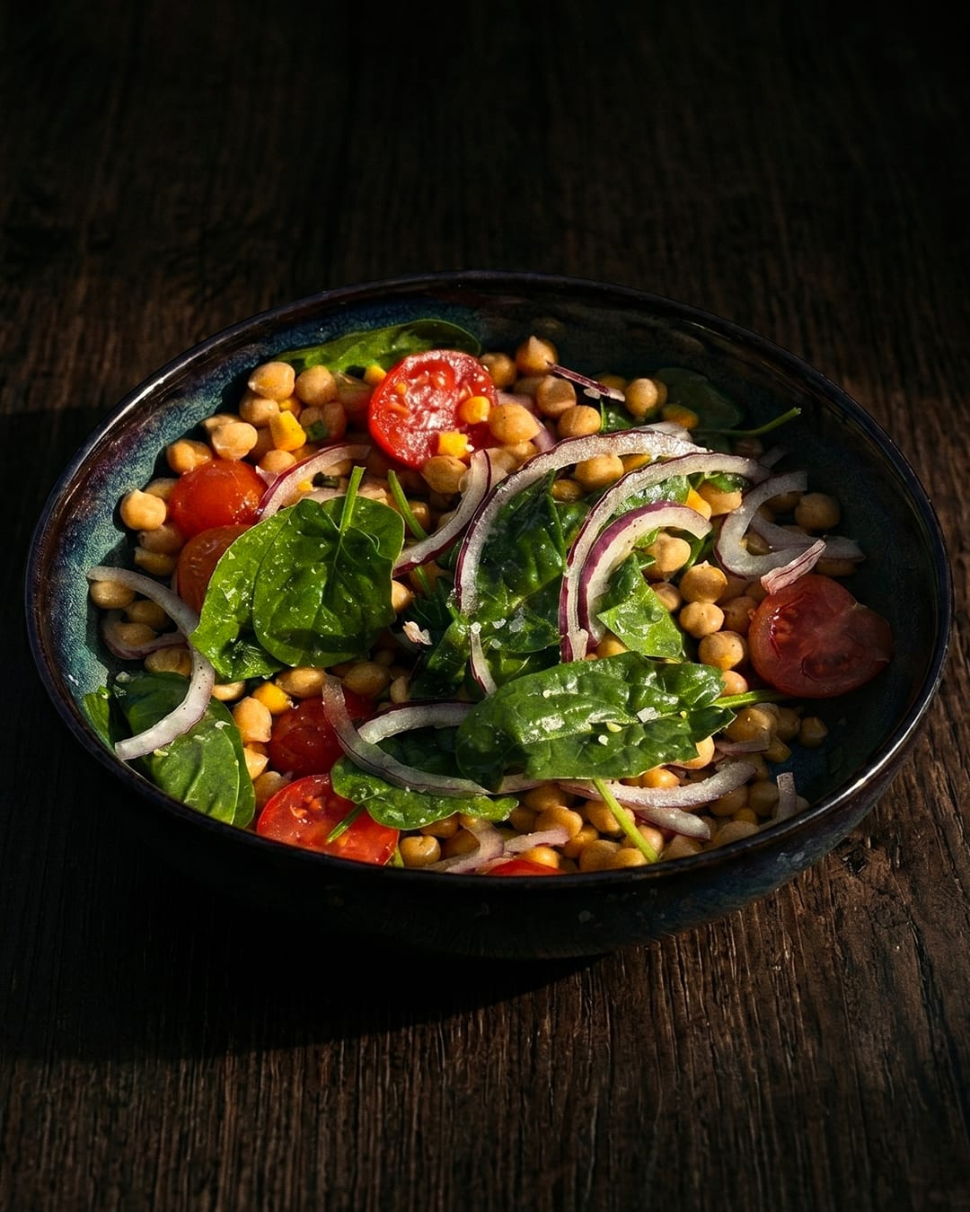 Ensalada mediterránea de garbanzos, espinacas y tomate, opción vegana del Restaurante Marivent