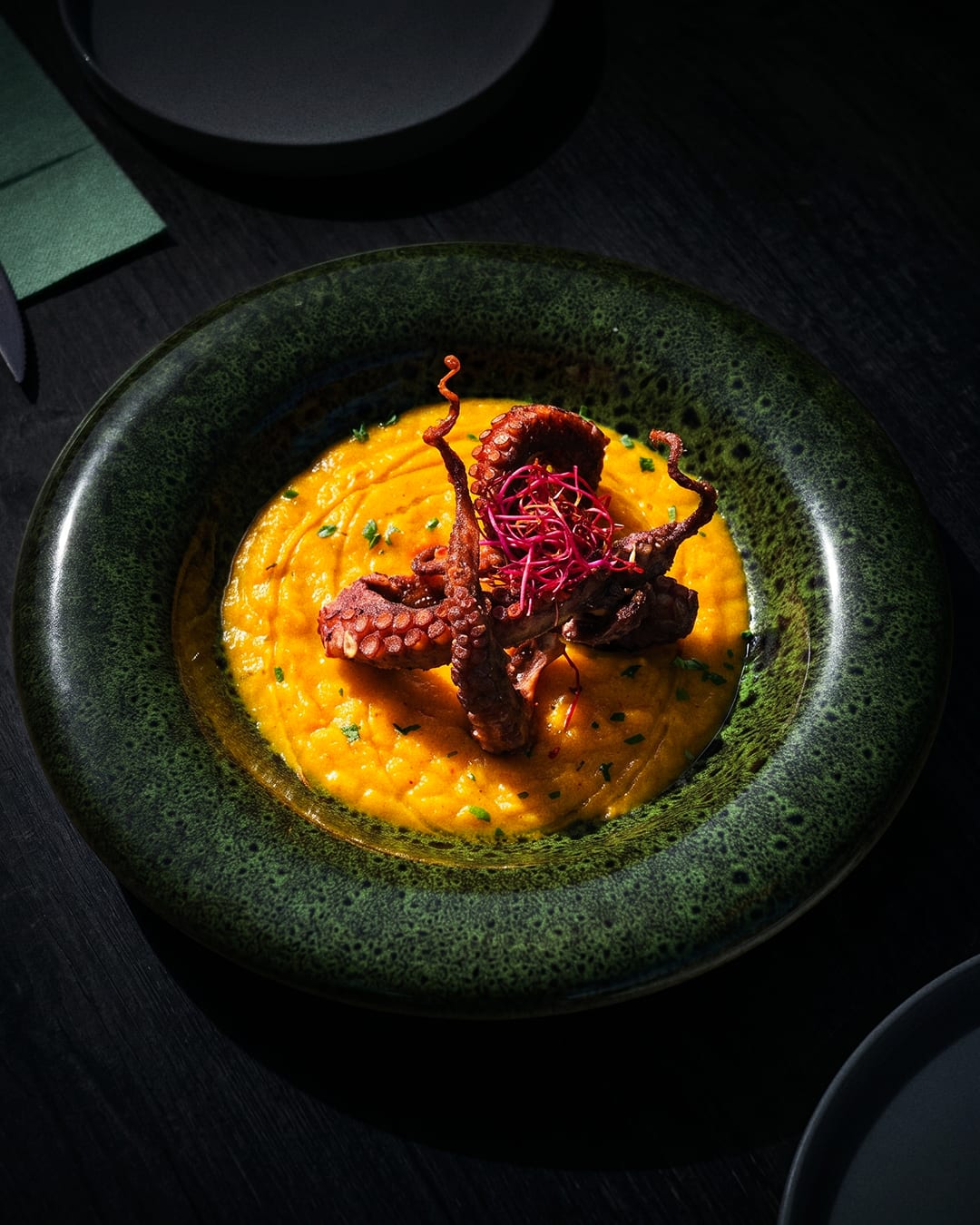 Pulpo a la brasa sobre crema, especialidad de pescado fresco del Restaurante Marivent
